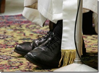 los zapatos negros del Papa