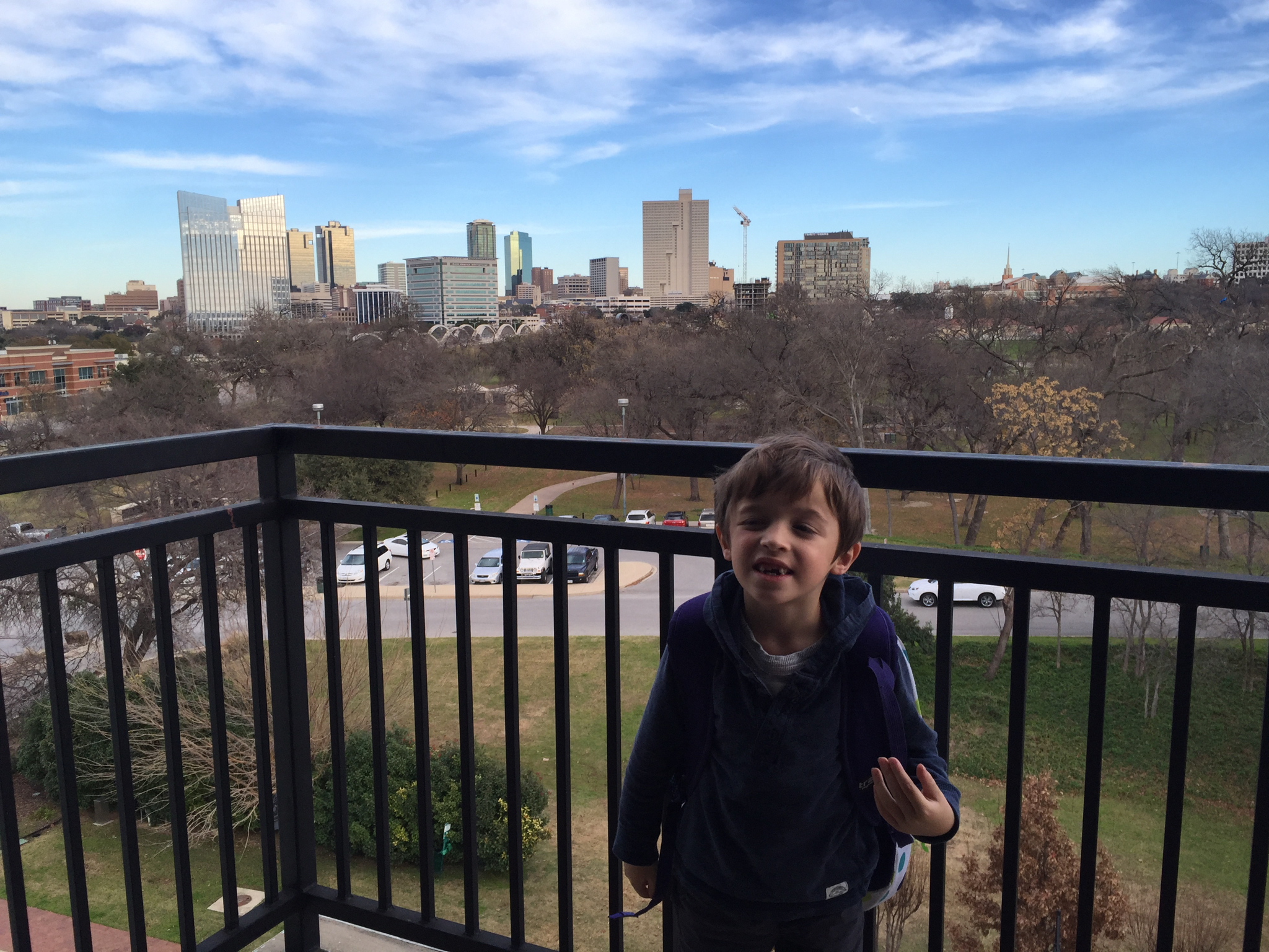 Un nét meu admirant el Downtown de Fort Worth des del meu balcó